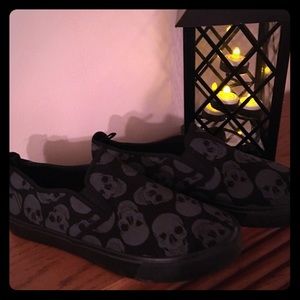 Men’s slip on sneakers with skulls